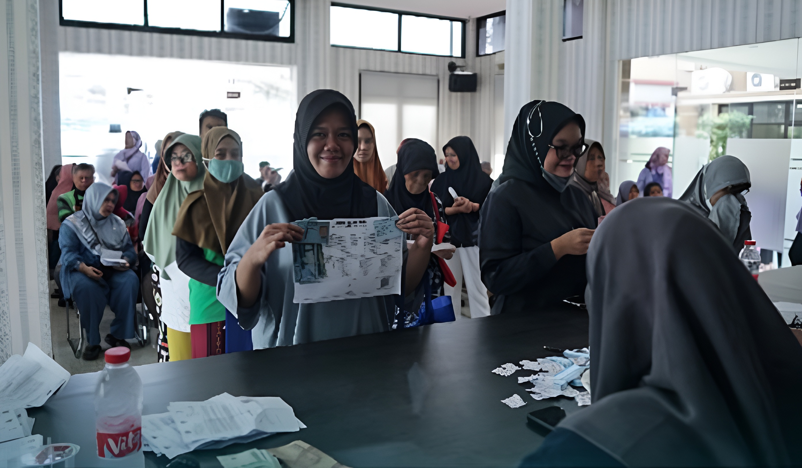 Ilustrasi KPM menerima pencairan dana bansos.