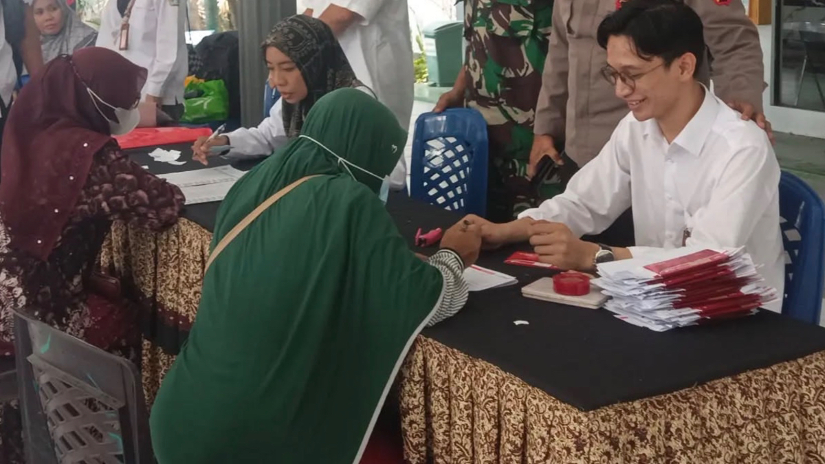 Ilustrasi KPM bansos menerima BLT Dana Desa.