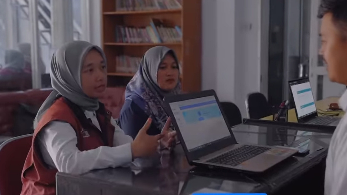 Ilustrasi pendamping sosial mendampingi KPM bansos.