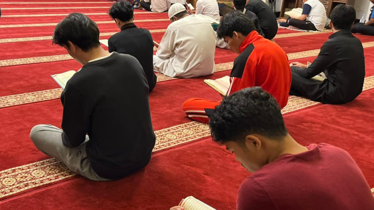 Jemaah memadati Masjid As Sofia Kota Bogr untuk berburu Lailatul Qodar.