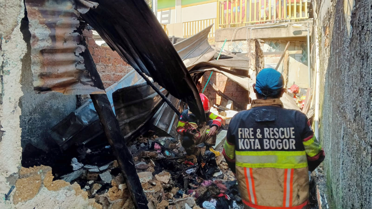 Proses pendinginan kebakaran yang melanda rumah di Cilendek Timur, Kota Bogor.