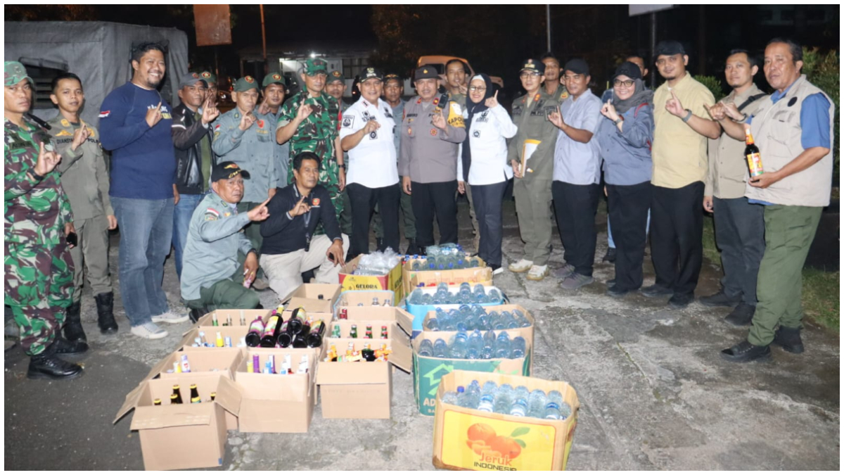 Ratusan botol miras saat diamankan petugas. 