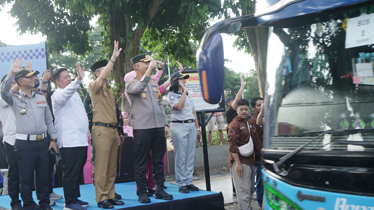 Kapolresta Bogor Kota, Kombes Pol Rio Wahyu Anggoro memberangkatkan para pemudik dalam program mudik gratis yang digagas Polresta Bogor Kota.