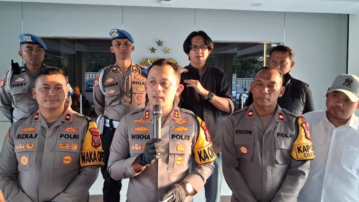 Kapolres Bogor, AKBP Wikha Ardilestanto didampingi Wakapolres, Kapolsek Cileungsi dan Kasat Reskrim saat konferensi pers di Mapolres Bogor, Cibinong, Senin, 16 Maret 2026.