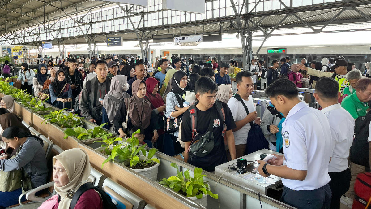 Kepadatan arus mudik di stasiun pada H-5 Lebaran 2026.