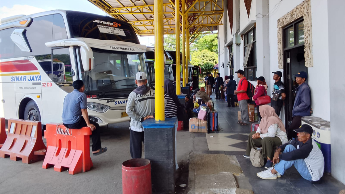 Suasana Terminal Jatijajar Kota Depok H-5 Lebaran mulai dipadati pemudik.