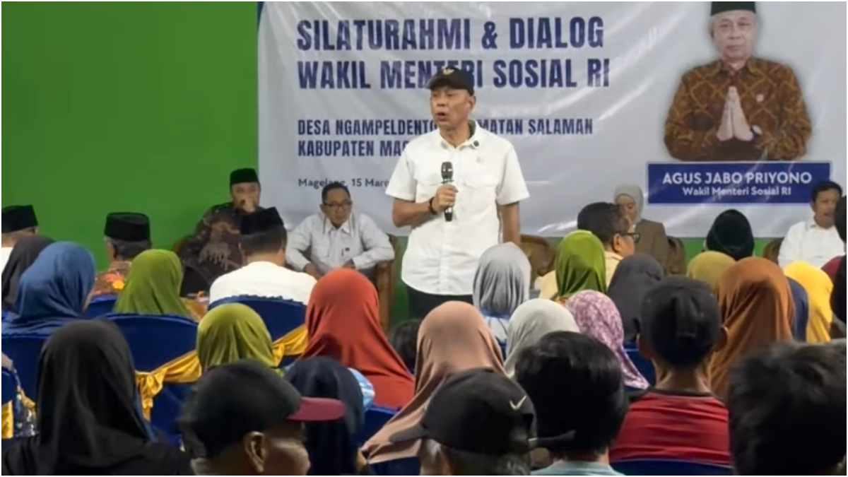 Wamensos Agus Jabo Priono Salurkan Bansos di Desa Ngampeldento, Magelang Jelang Lebaran 2026