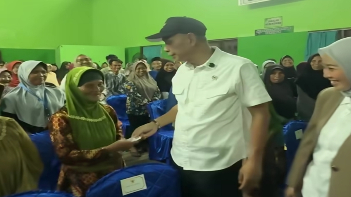 Wakil Menteri Sosial bersama para KPM bansos tahun 2026.