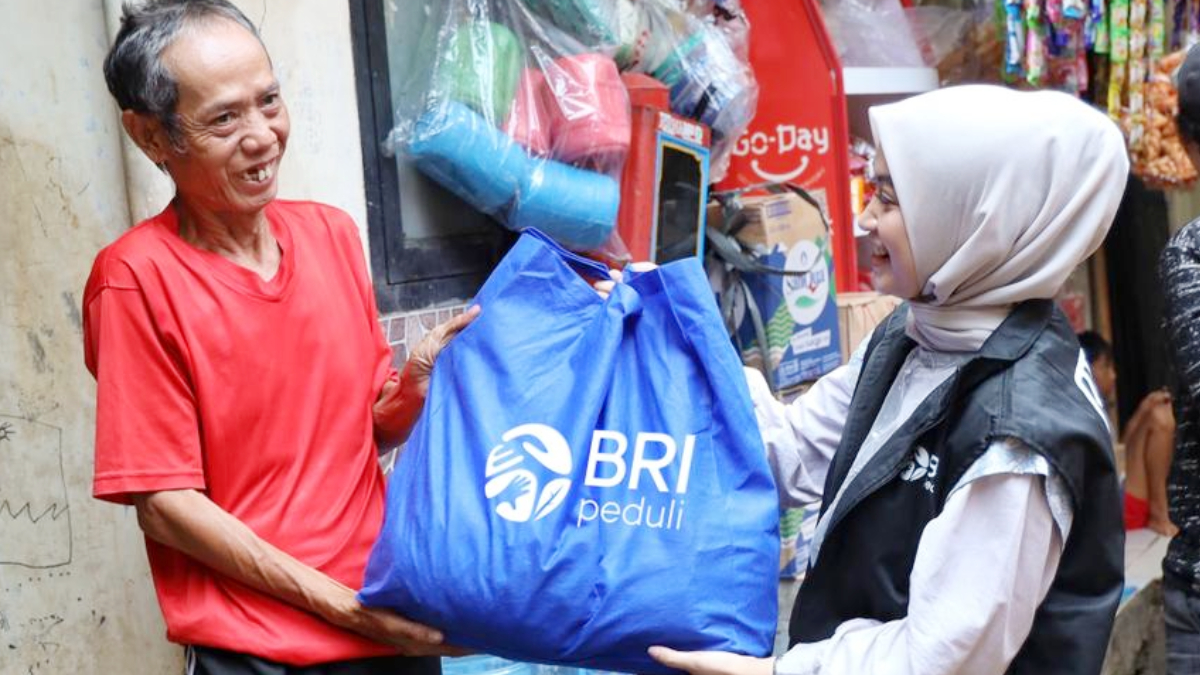 BRI Peduli membagikan paket sembako serta santunan pada Ramadhan 2026.
