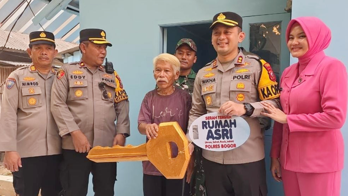 Kakek Jajuli, kakek berusia 75 tahun yang rumahnya ambruk, kini sudah bisa menempati rumahnya usai mendapat bantuan program bedah rumah dari Kapolres Bogor AKBP Wikha Ardilestanto.