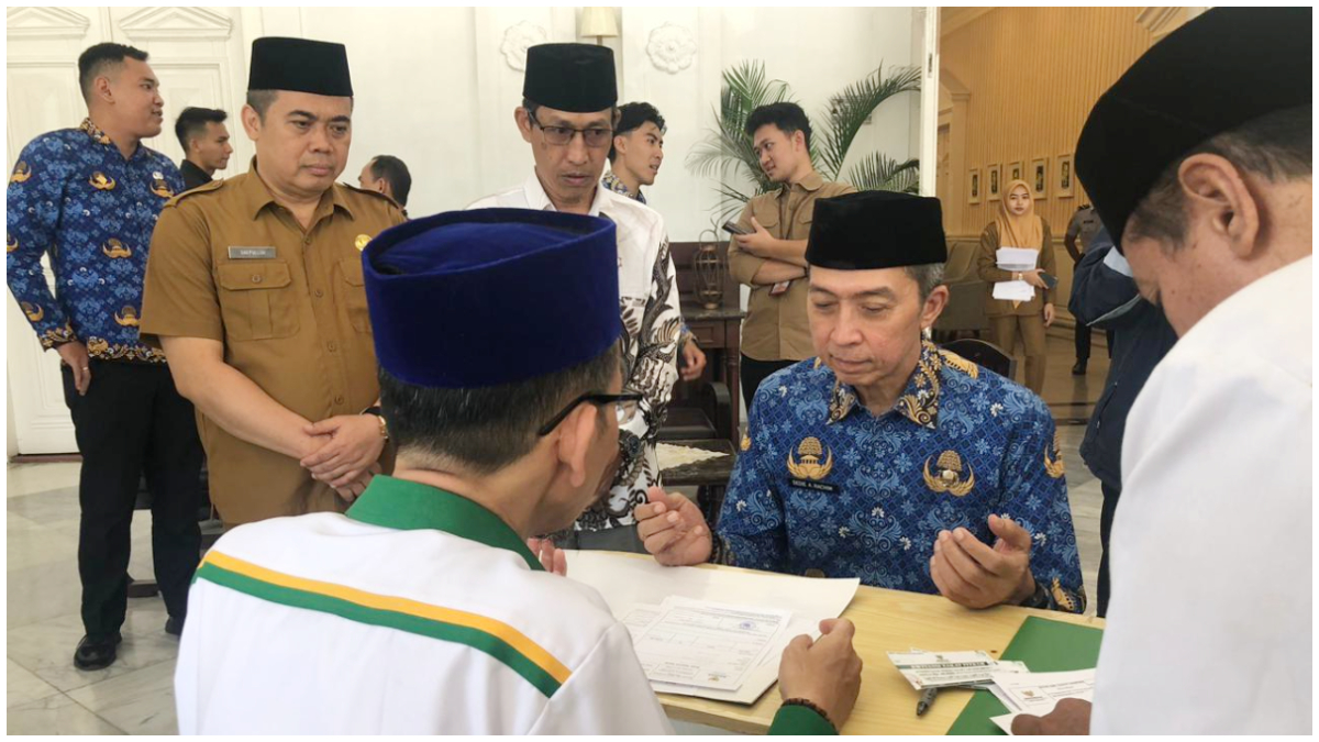 Wali Kota Bogor, Dedie Rachim saat membayar zakat fitrah lewat Baznas.
