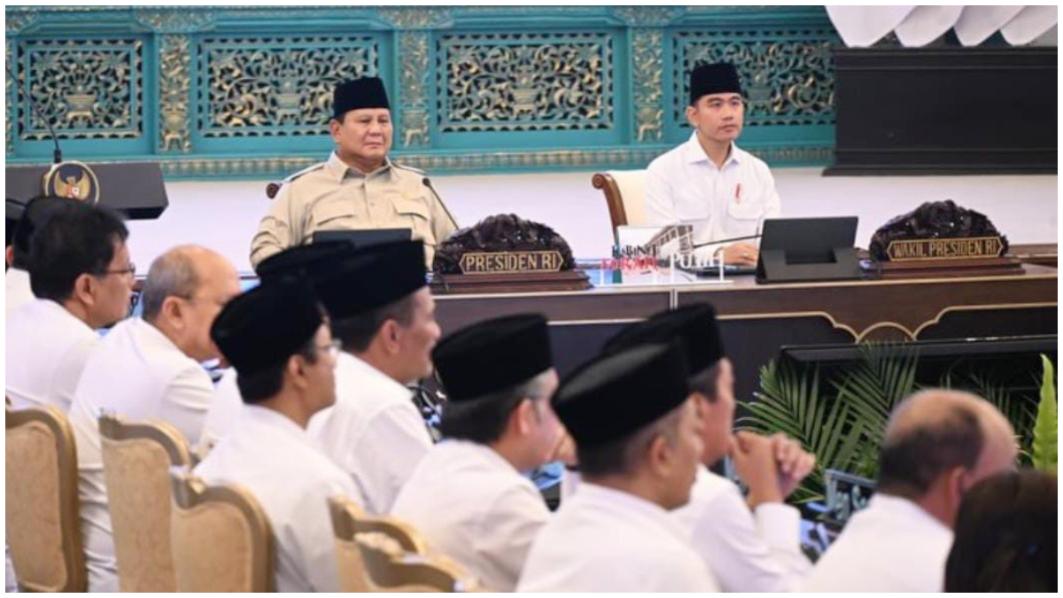 Rapat Kabinet Paripurna yang dipimpin Presiden bersama jajaran kabinet membahas kondisi ekonomi Indonesia serta persiapan menghadapi arus mudik dan Lebaran. 
