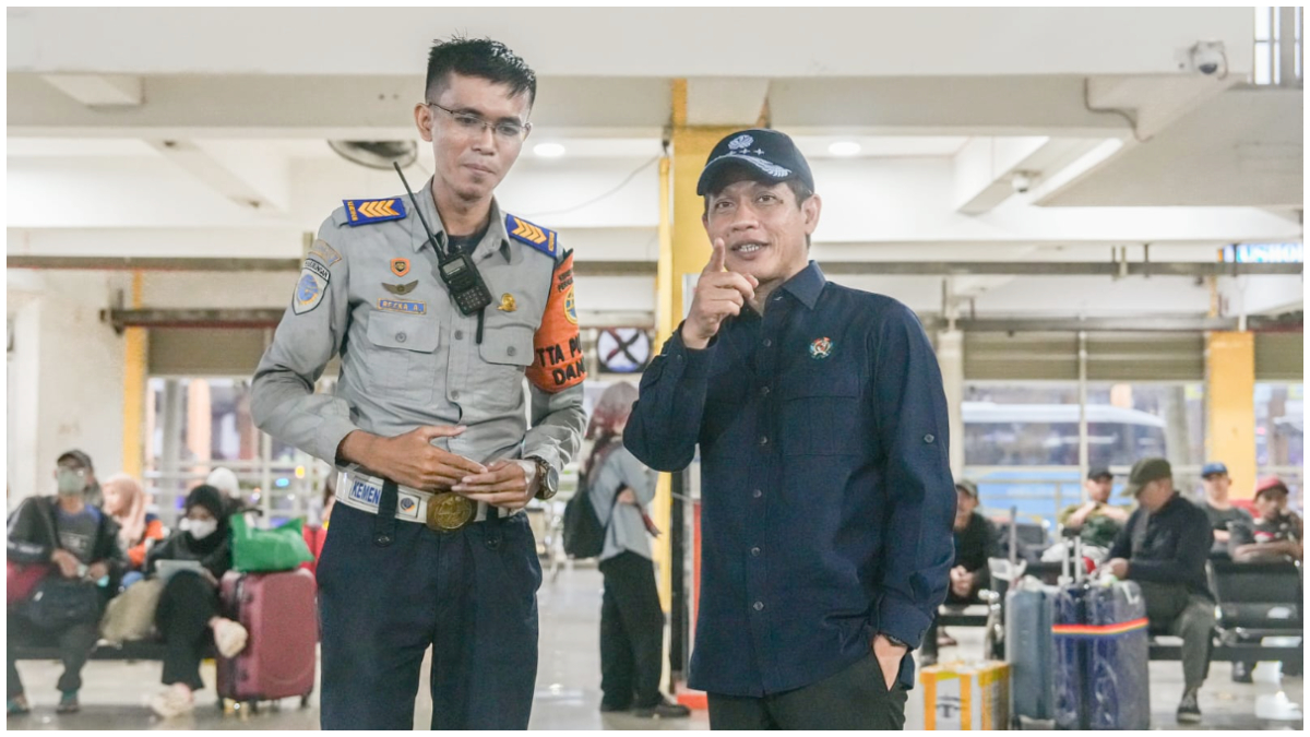 Menteri LH Hanif Faisol saat berkunjung ke Terminal Purbaya, Surabaya. 