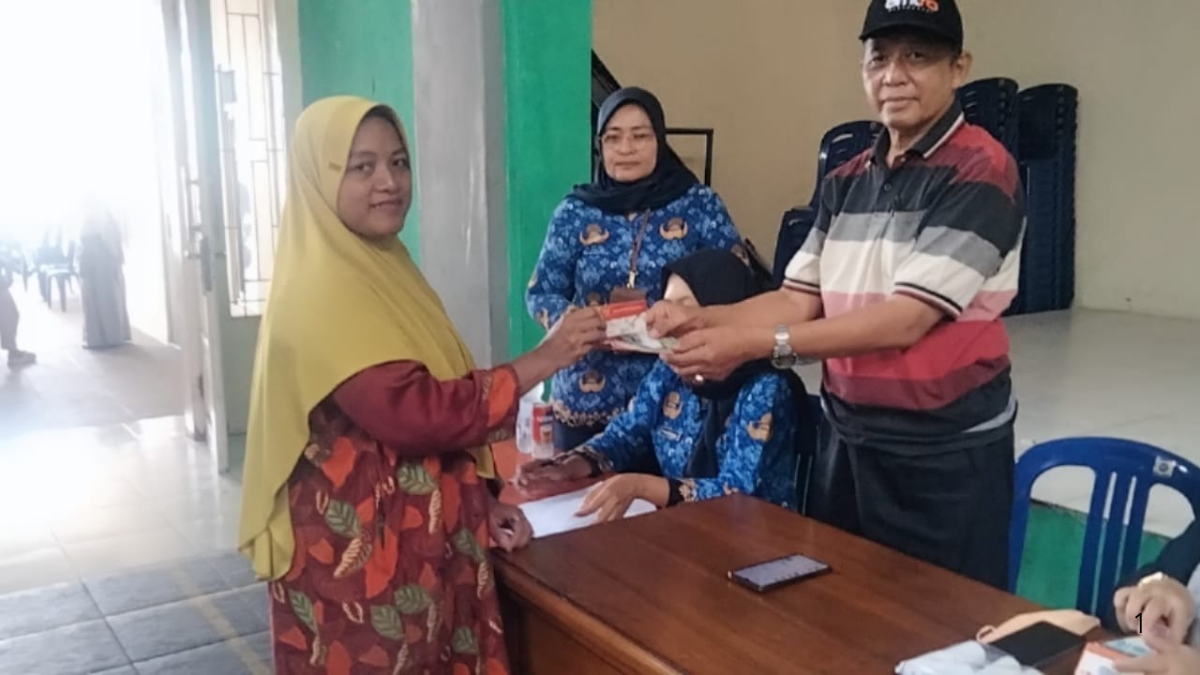 Ilustrsi penyaluran bansos kepada KPM.