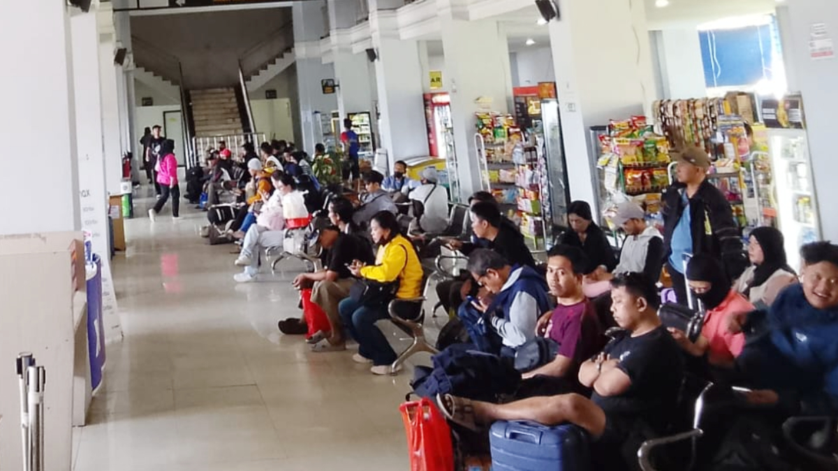 Para pemudik memadati ruang tunggu di Terminal Jatijajar Kota Depok menjelang lebaran.