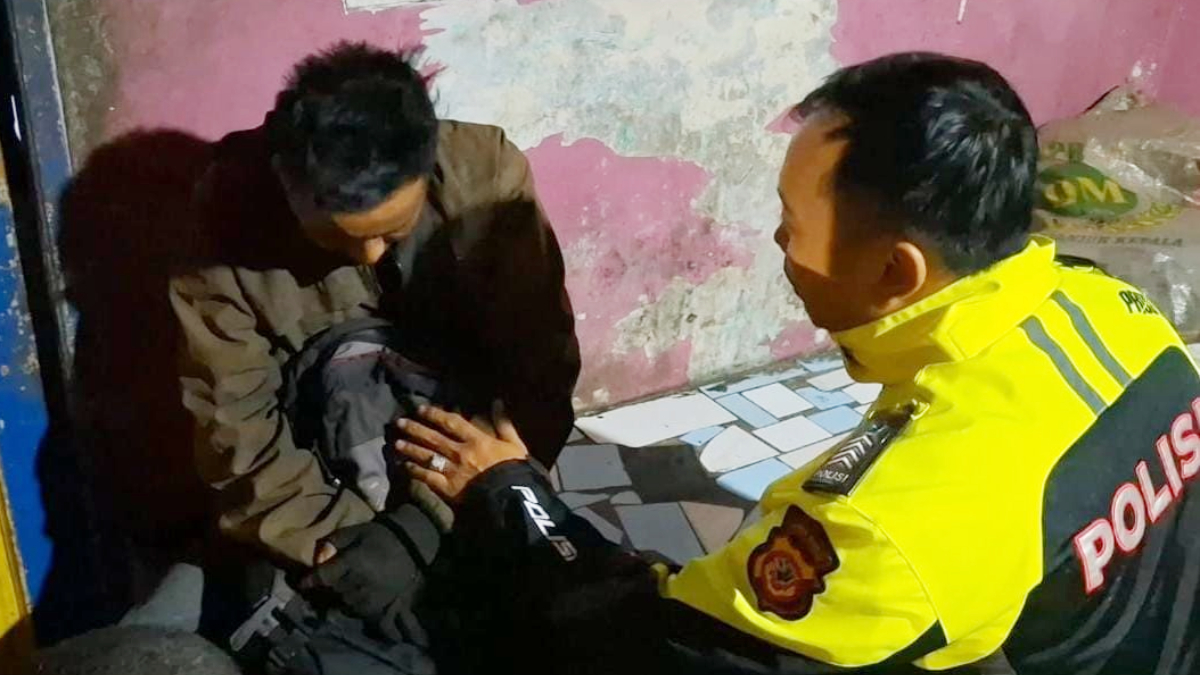 Porsonel Satlantas Polres Bogor saat menghampiri pemudik yang tertidur di bahu Jalan Raya Puncak, Selasa, 17 Maret 2026.