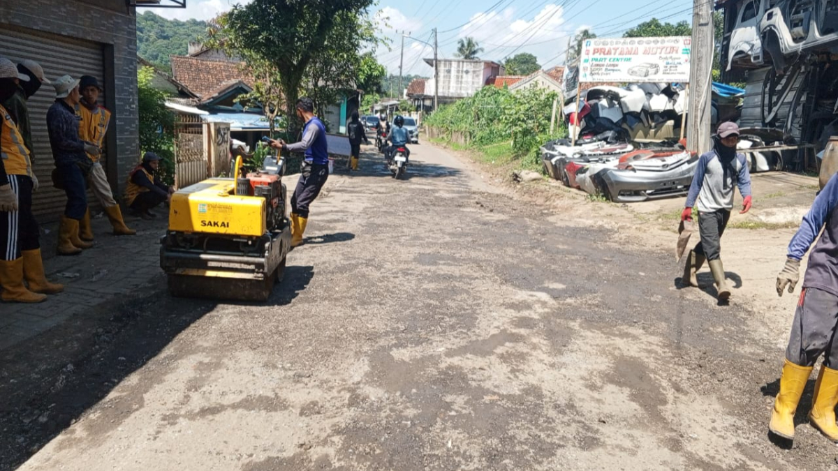 Dinas Pekerjaan Umum (PU) Kabupaten Bogor melakukan perbaikan  di ruas Jalan Galuga - Ciampea.
