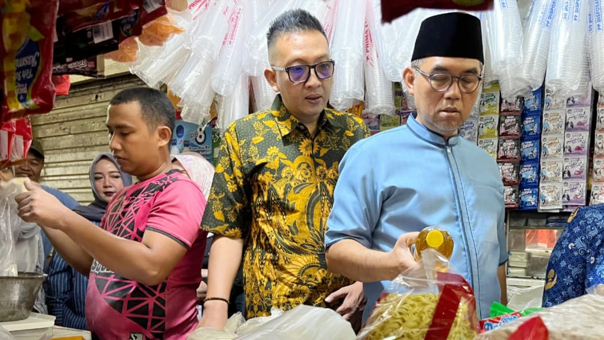 Sekda Kabupaten Bogor Ajat Rochmat Jatnika saat mengecek harga bahan pokok di Pasar Cibinong.