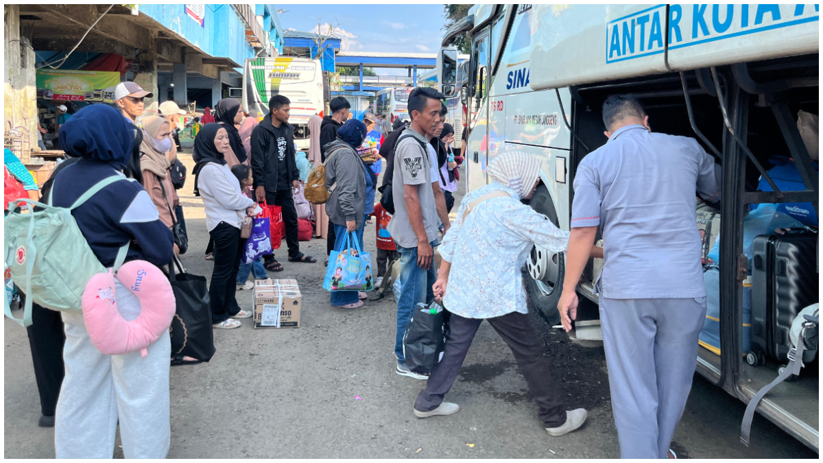 Sejumlah penumpang yang akan mudik Lebaran lewat Terminal Baranangsiang Kota Bogor.