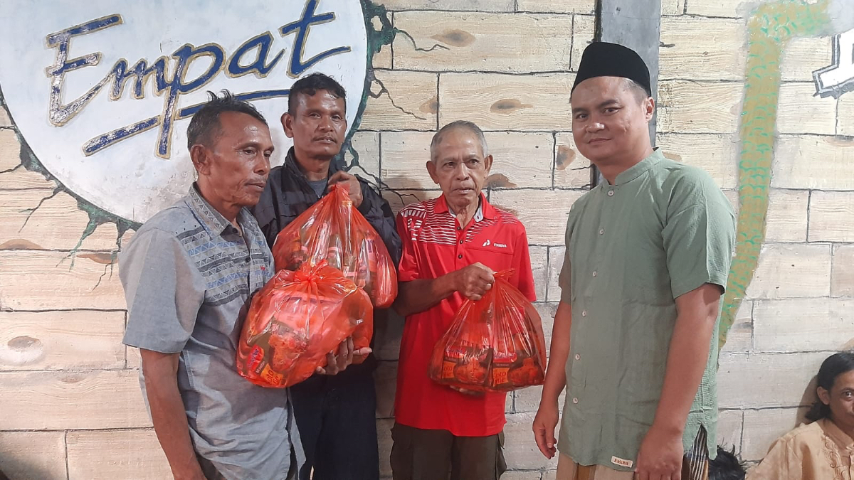 Warga Perumahan Griya Salak Endah 2 Bogor memberikan santunan ke yatim dan duafa.