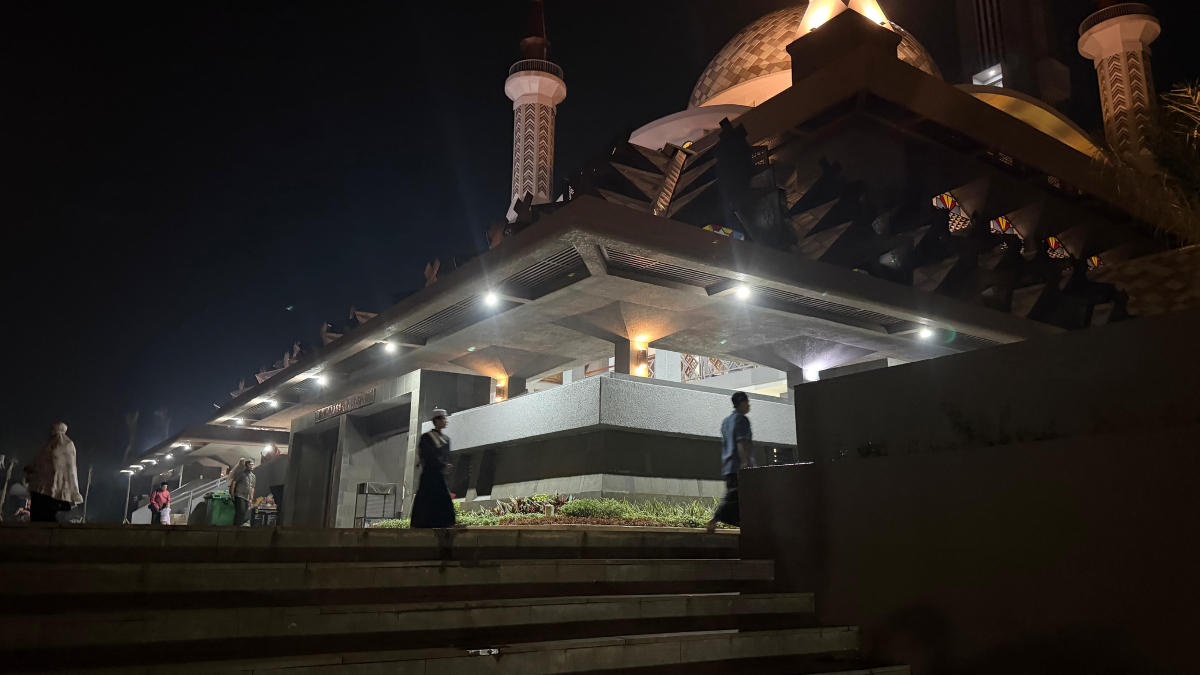 Tangga di area Masjid Nurul Wathon, Kawasan Pakansari, Cibinong, Kabupaten Bogor.
