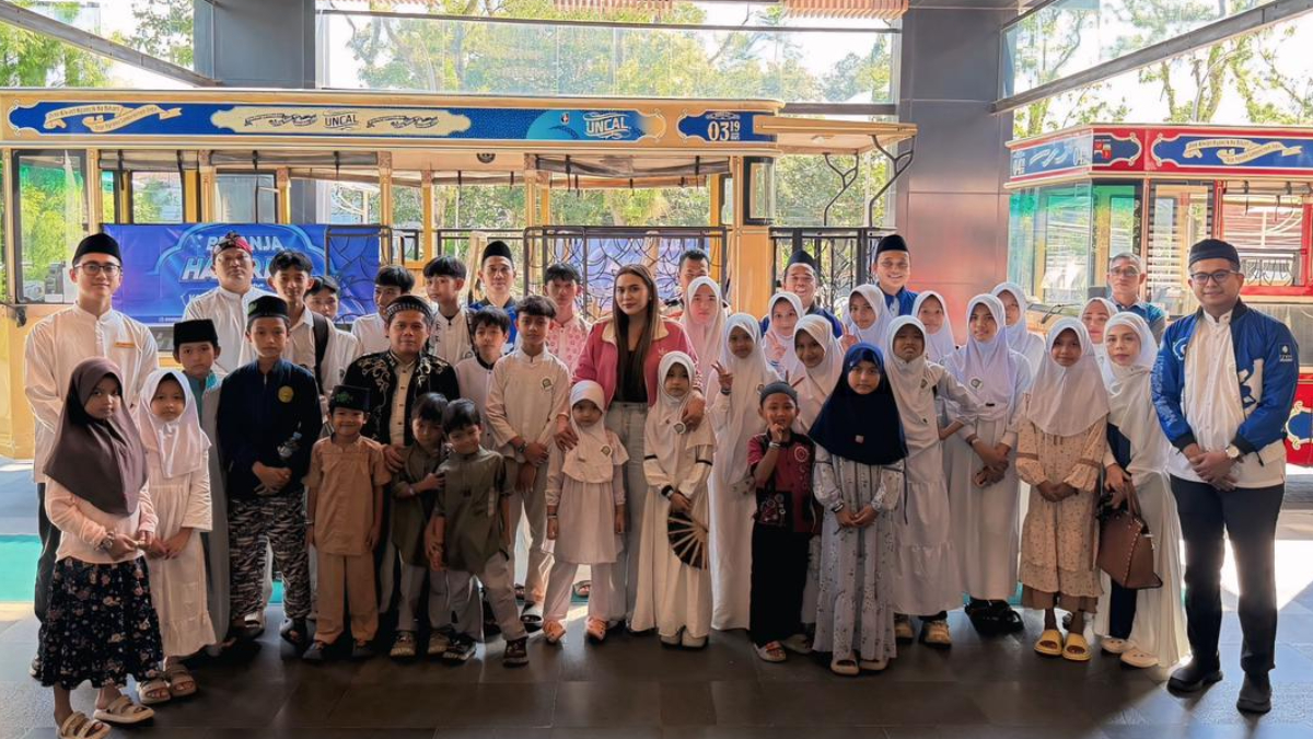 BERBAGI: Puluhan anak yatim piatu tampak bahagia saat diajak berbelanja baju Lebaran oleh manajemen Swiss-Belinn Bogor, Senin 16 Maret 2026.
