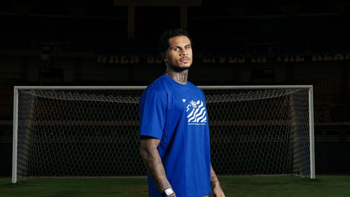 Ramon Tanque jadi salah sau model produk lifestyle hasil kolaborasi Persib Bandung dengan brand streetwear asal Inggris, Weekend Offender.