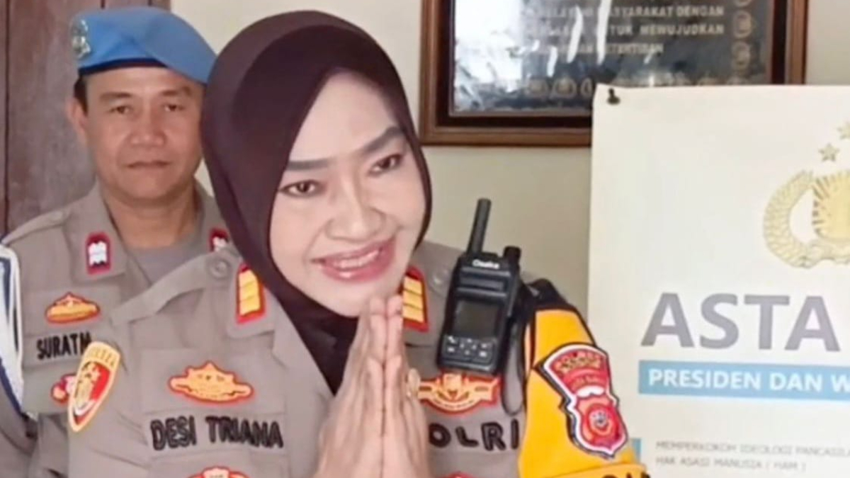 Kapolsek Megamendung AKP Desi Triana menerima penitipan kendaraan bermotor di Polsek Megamendung saat warga mudik.