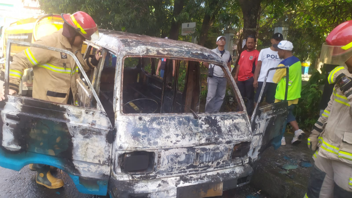 Kondisi angkot yang hangus terbakar di Sukmajaya, Kota Depok. 