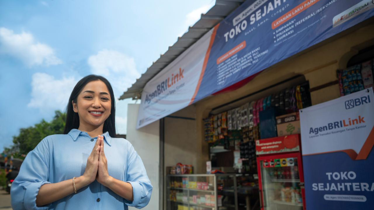 BRI menghadirkan perlindungan asuransi premi terjangkau melalui BRILink Agen di berbagai daerah.