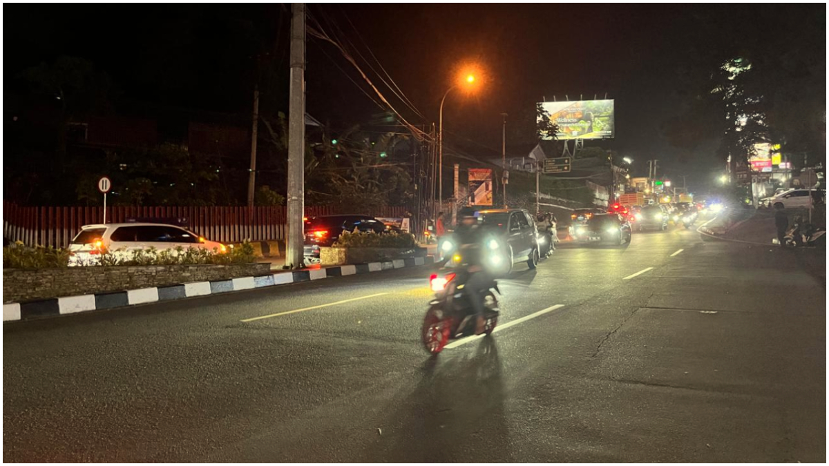 Banyak warga mudik pada malam hari di kawasan Puncak, Kabupaten Bogor.
