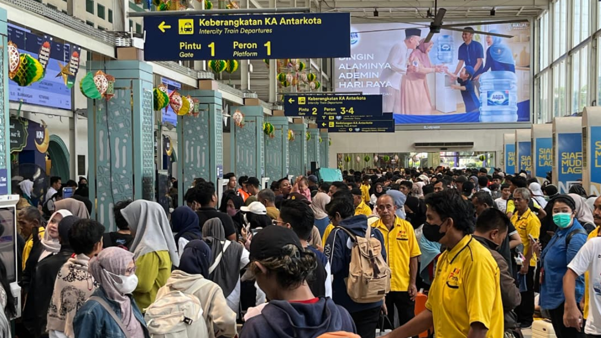Suasan stasiun dipadati penumpang pada H-3 Lebaran.