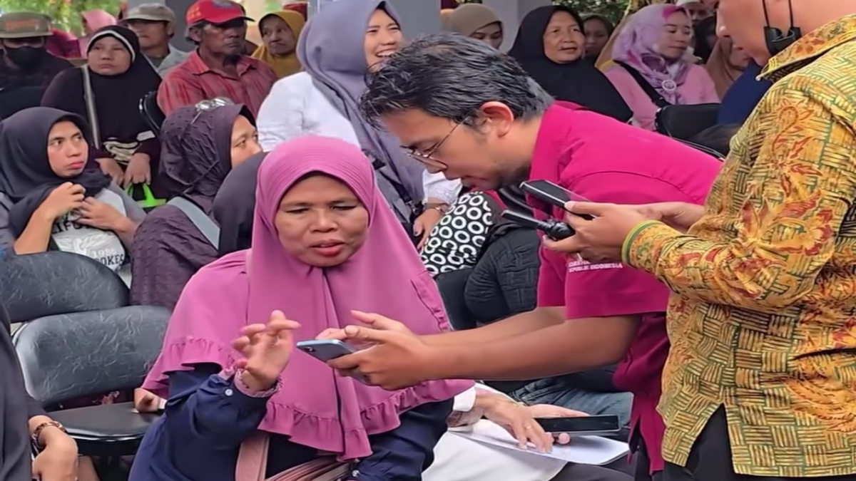 Ilustrasi pengecekan status bansos milik KPM menggunakan handphone.