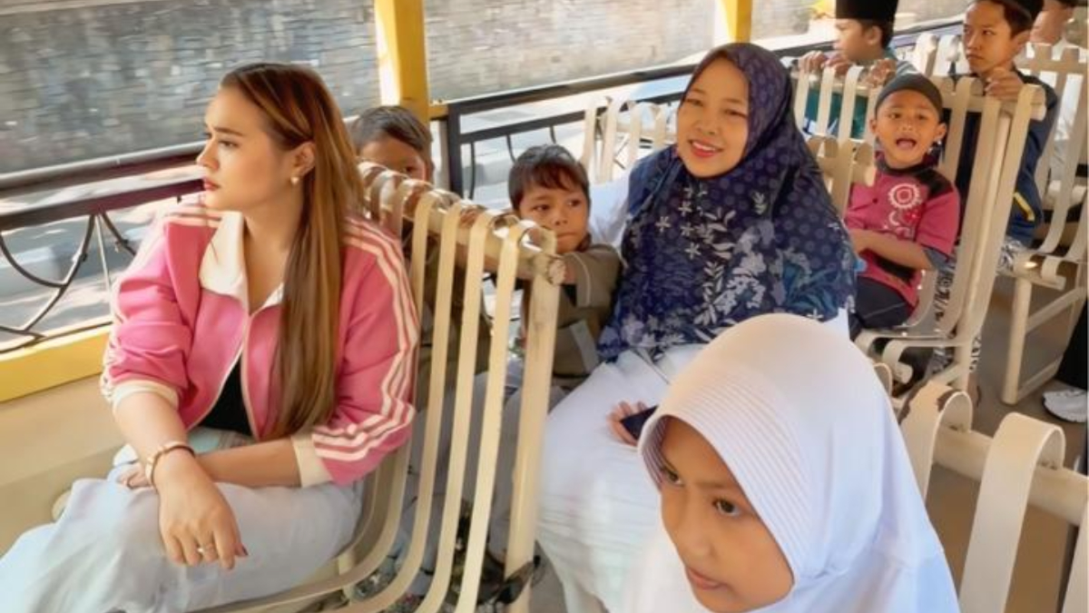 Anggota DPRD Kota Bogor Karina Soerbakti mengajak anak yatim berkeliling Kota Bogor menggunakan Bus Uncal sekaligus berbagi kebahagiaan dan mengenalkan sejarah kota.