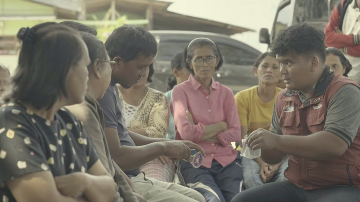 Petugas memberikan sosialisasi kepada para penerima Bansos.