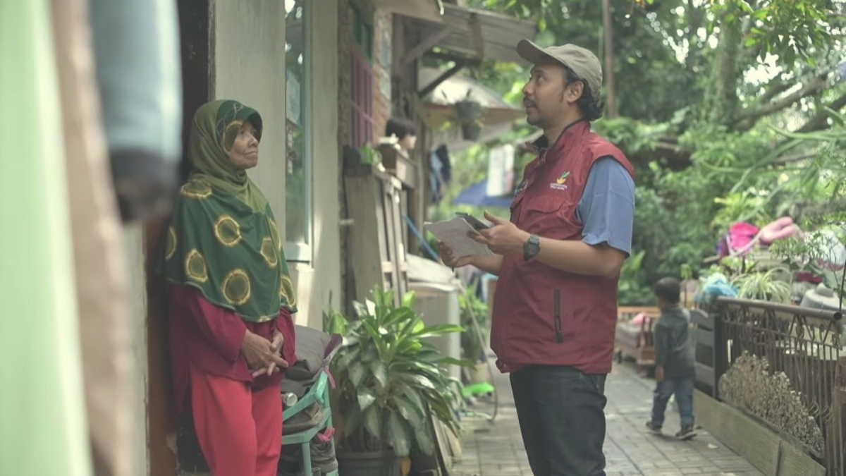 Petugas mengecek kondisi rumah penerima Bansos.