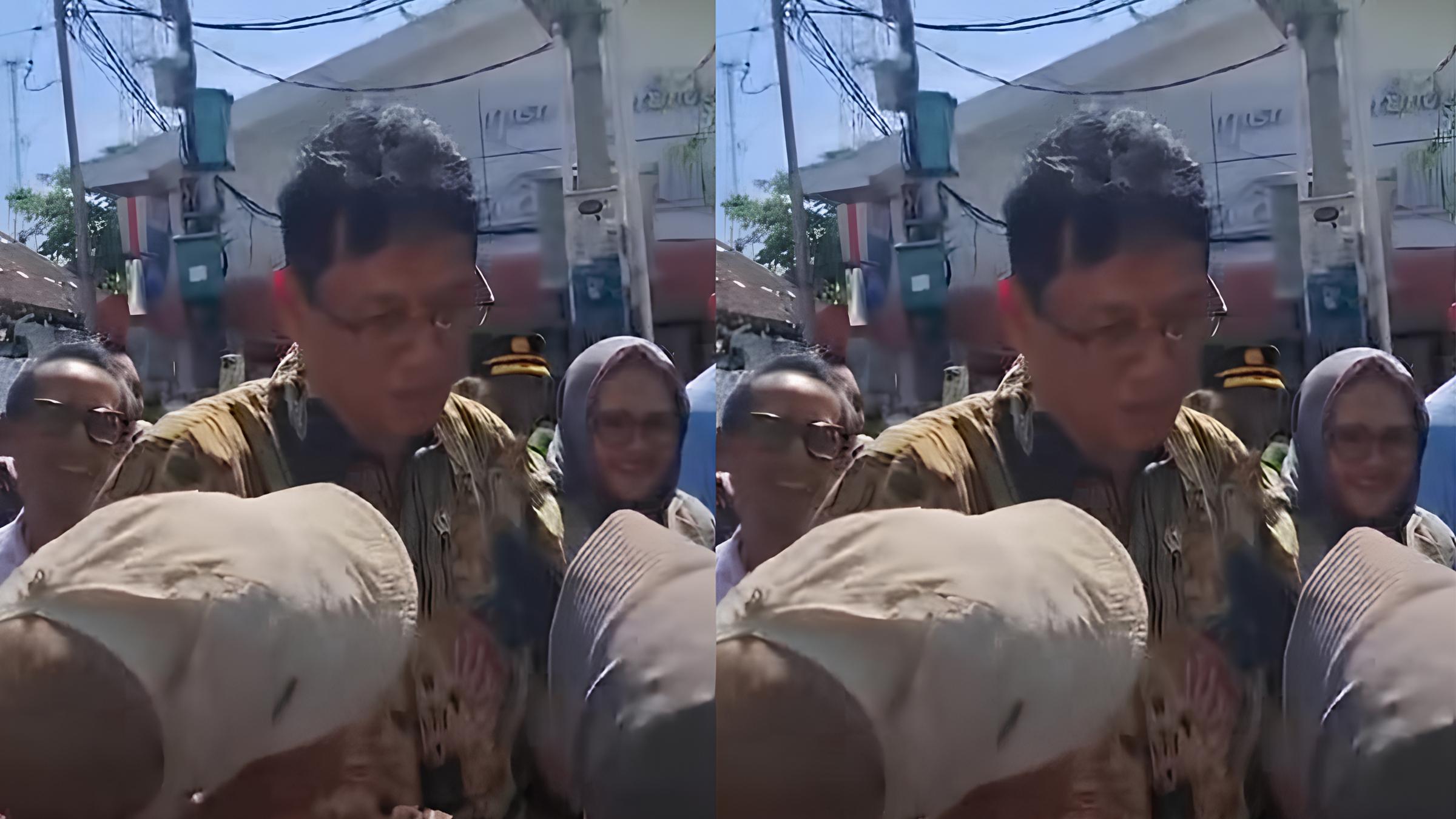 Momen Menteri Keuangan Purbaya Yudhi Sadewa saat dihampiri ibu-ibu di Yogyakarta.