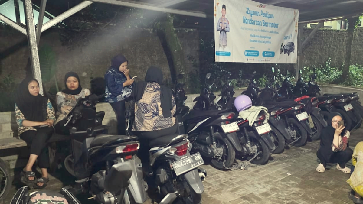 Sejumlah warga mendatangi Mapolsek Tamansari menitipkan motornya sebelum berangkat mudik, Rabu 18 Maret 2026.