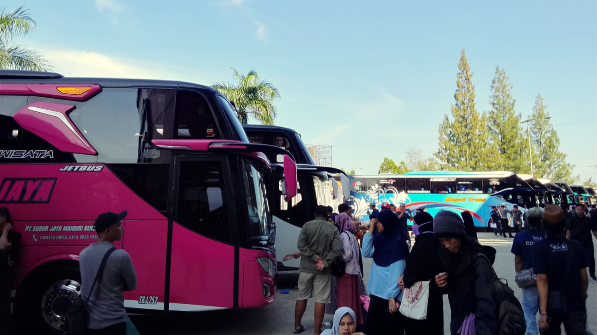 Warga memadati Stadion Pakansari, Kabupaten Bogor untuk mengikuti program Mudik Gratis, Rabu 18 Maret 2026.