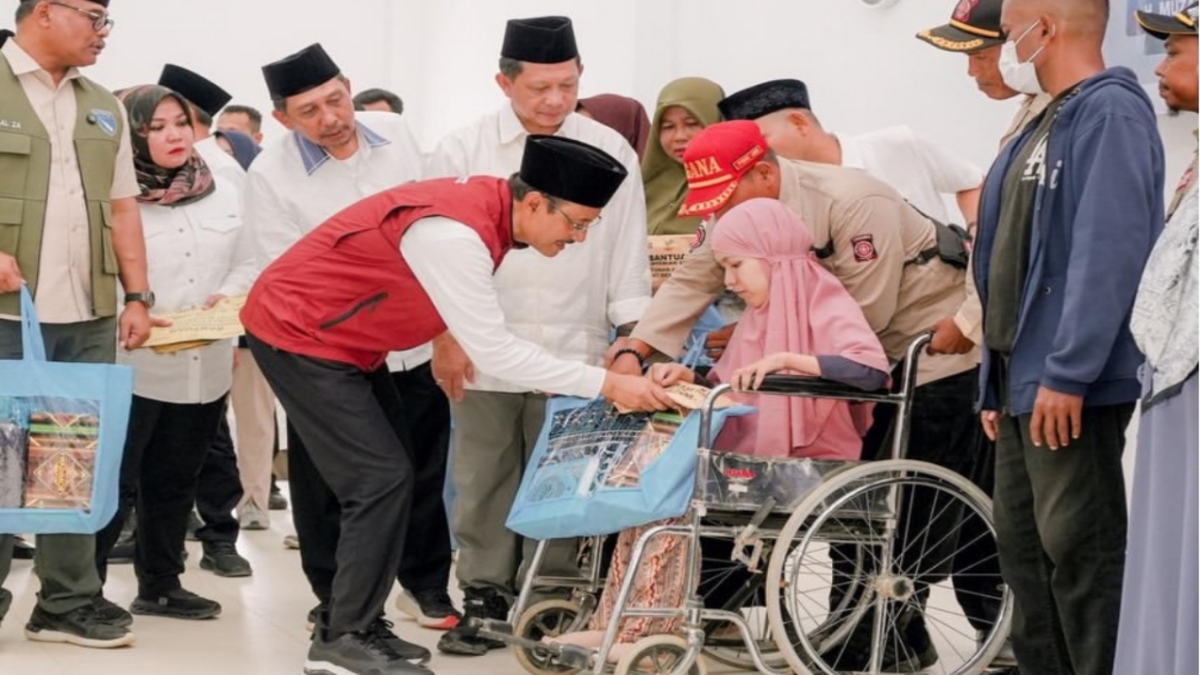 Ilustrasi penyaluran bansos kepada KPM.