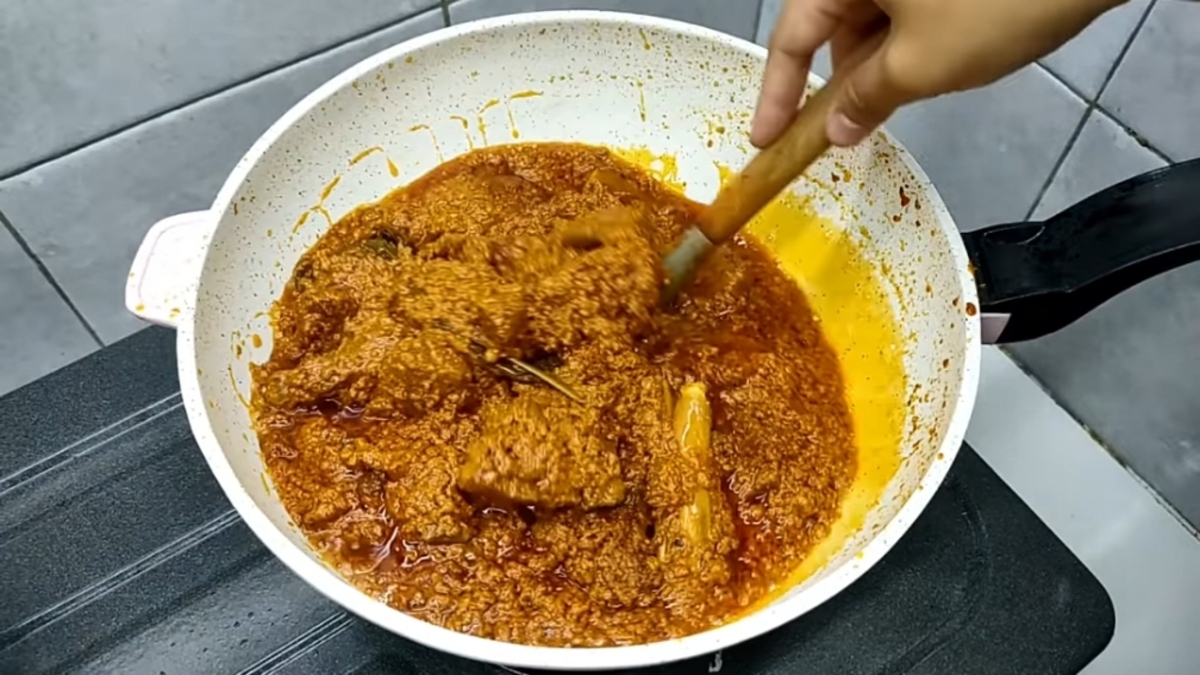 Ilustrasi membuat rendang daging sapi untuk lebaran 2026.