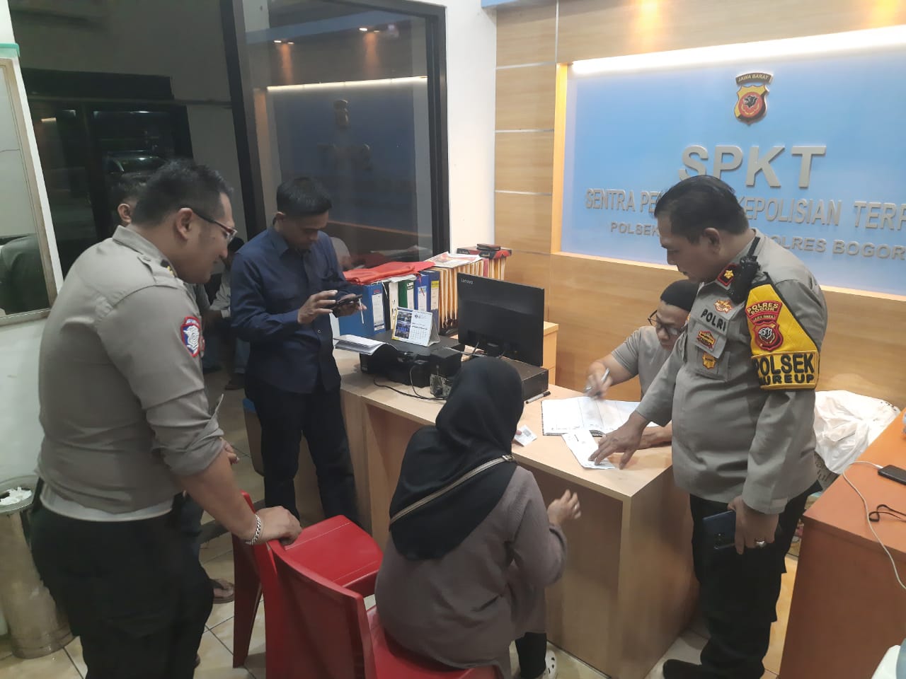 Kapolsek Citeureup Kompol Eddy Santosa saat menerima pemudik yang menitipkan motor di Polsek Citeureup Kamis 19 Maret 2026.