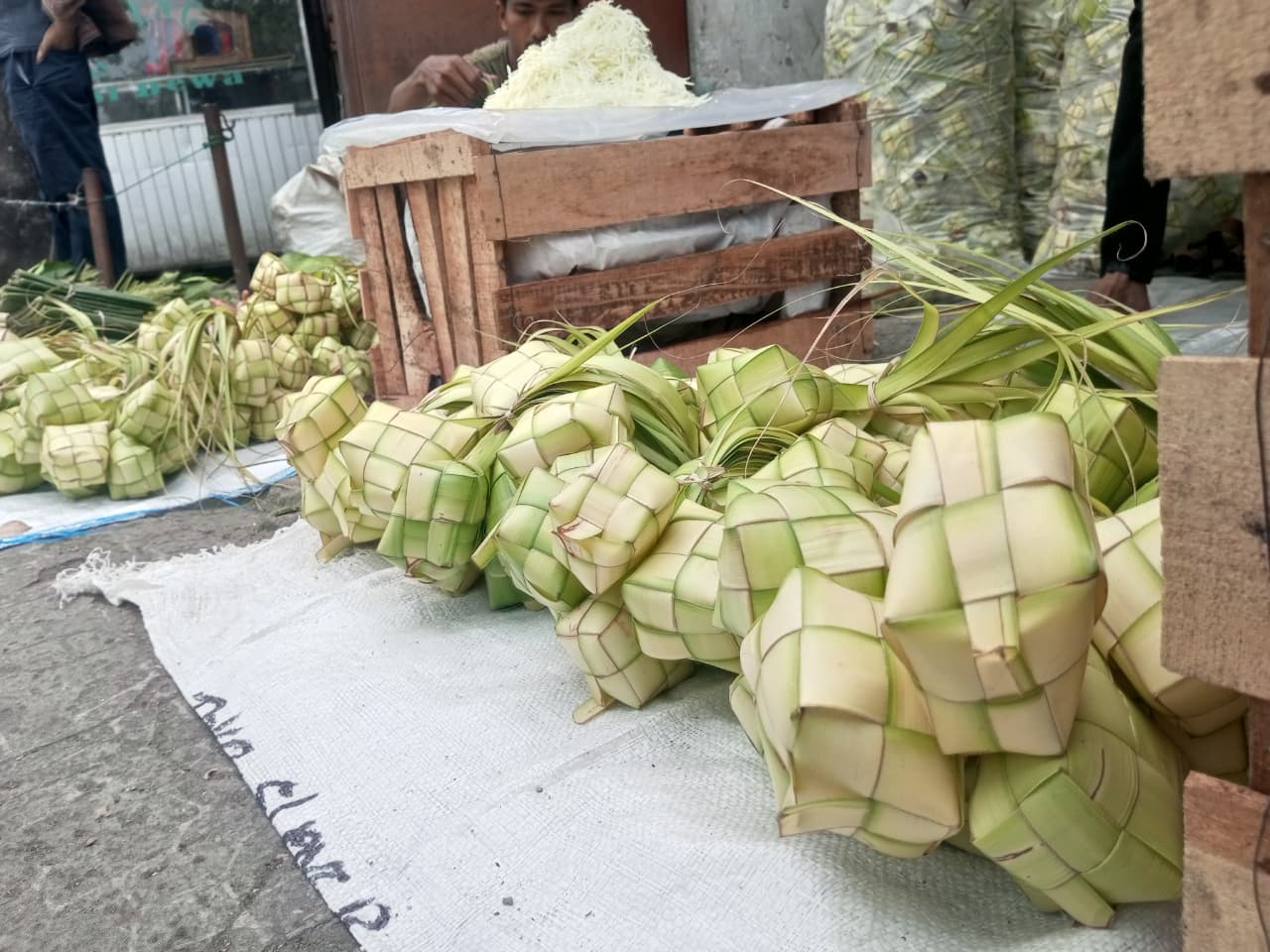 Lapak penjual kulit ketupat yang bertebaran di depan Pasar Jambu Dua. 
