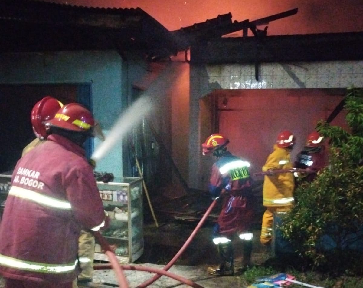 Petugas damkar tengah berusaha memadamkan api yang membakar rumah warga di Gunungsndur Bogor.