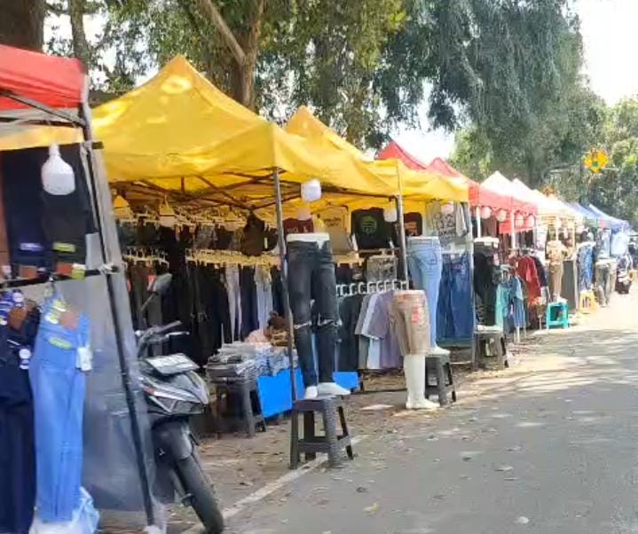 Lapak PKL berjejer di Jalan Raya Jakarta Bogor Kamis 19 Maret 2026