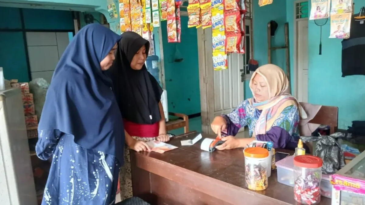 Ilustrasi KPM bansos PKH BPNT melakukan penarikan saldo di kartu KKS.
