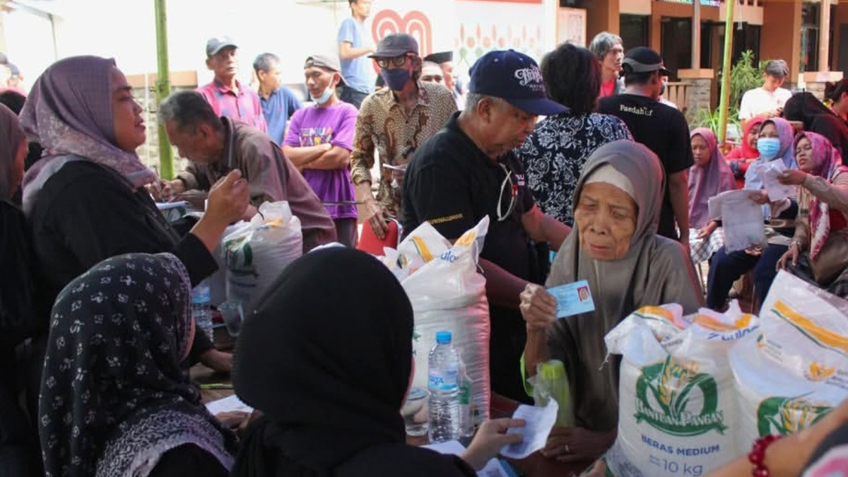 Ilustrasi KPM mengambil bansos beras dan minyak goreng sebelum lebaran 2026