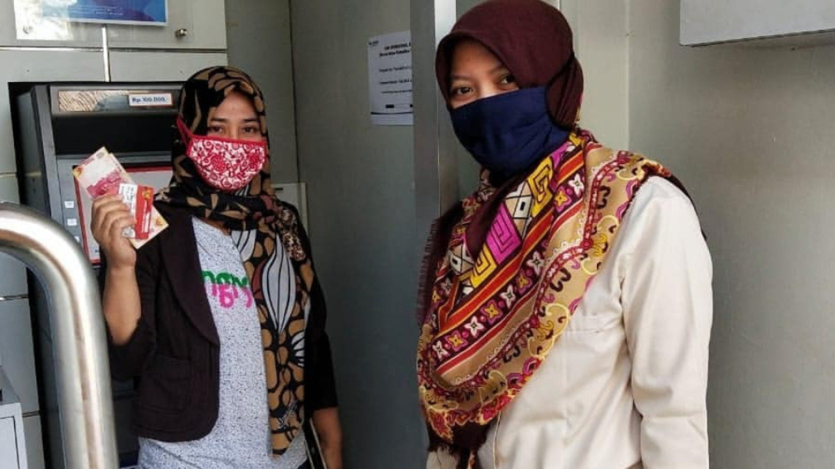 Ilustrasi pencairan bansos Rp600 Ribu melalui ATM himbara