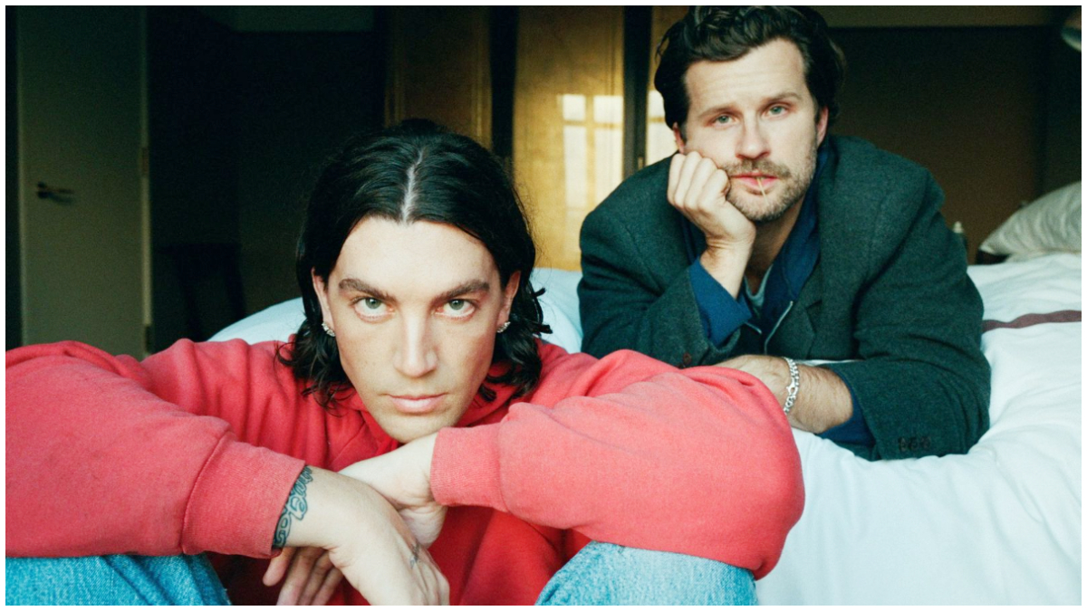 Potret dan poster resmi pengumuman world tour LANY. 