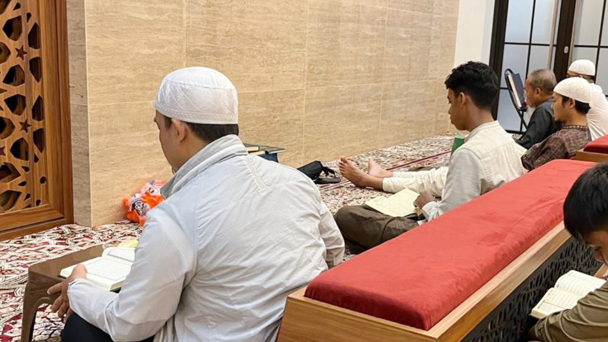 Jemaah melaksanakan itikaf di Masjid Ibrahim Halil Empang, Kota Bogor jelang berakhirnya bulan Ramadhan 1447 Hijriah.